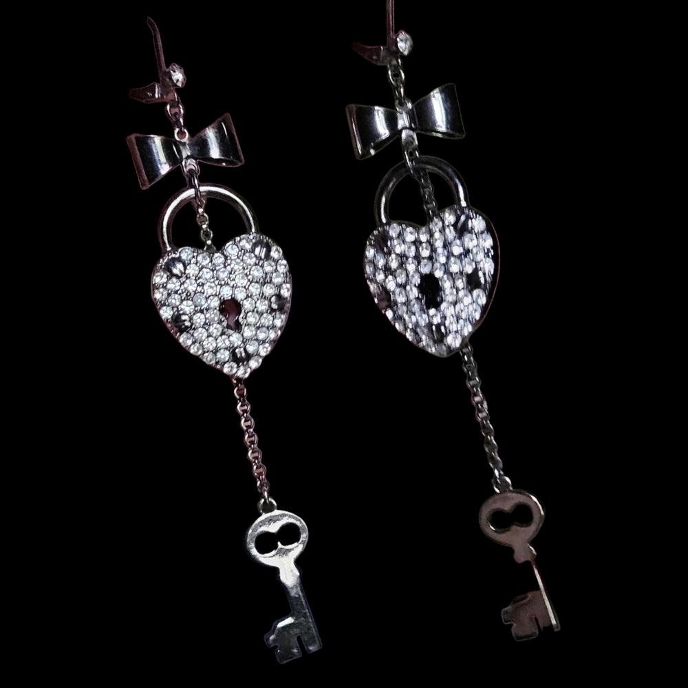 🔐❤️Betsey Pavé Heart Padlocks with Key Leverback Closure Dangle Earrings - NWOT - Picture 7 of 7